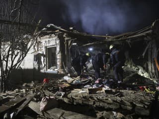 Záchranári prehľadávajú ruiny domu