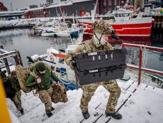 Dánski vojaci prichádzajú na