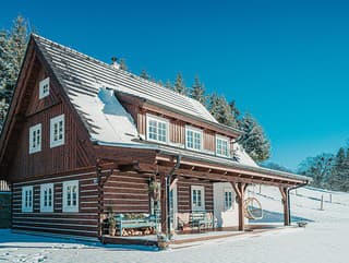 Poctivý zrub stavali tri