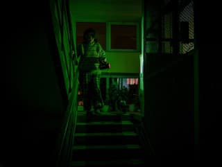 žena svieti baterkou, keď