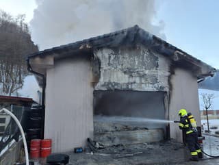 Rozsiahlý požiar prístrešku a