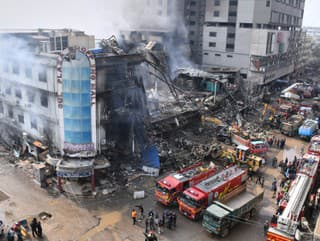 Záchranári a hasiči pracujú