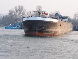 Remorkér pri skríženej lodi