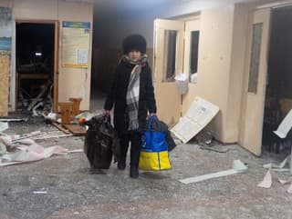 Na snímke obyvateľka odchádza