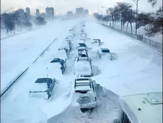 Ameriku sužuje snehová búrka: