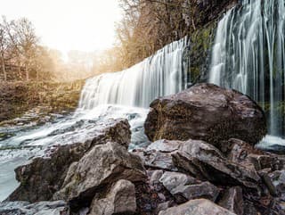 Vstúpte za vodnú clonu: