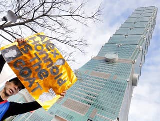 Svet sledoval dychberúci moment: