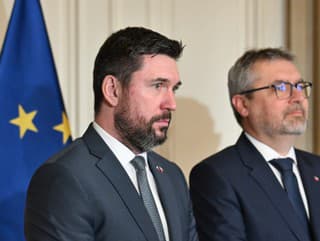 Na snímke vľavo minister