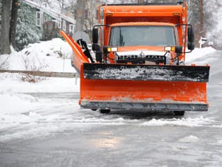 Hmla aj poľadovica komplikujú