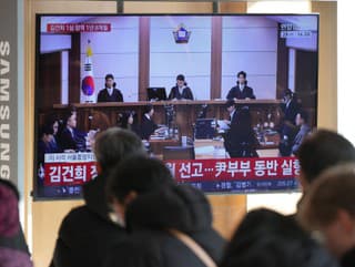 Televízna obrazovka zobrazuje živé