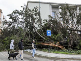 Na snímke ľudia sa