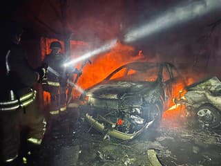 Hasiči hasia požiar obytnej