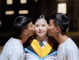 Čašníčka žije s identickými