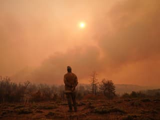 Na snímke hasič sleduje