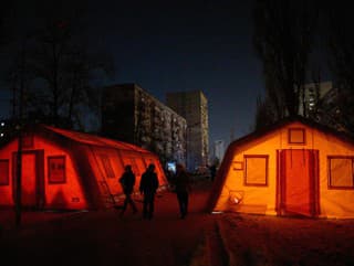 Na snímke ľudia kráčajú