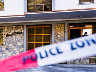 Policajti prehliadajú oblasť, kde