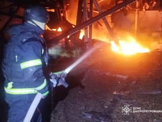 Hasič sa pokúša uhasiť