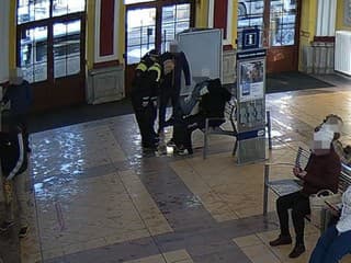 Sedeli vedľa seba a