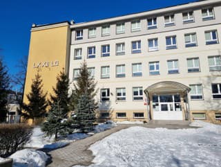 Na snímke budova strednej