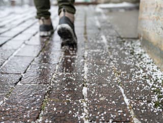 SHMÚ varuje pred poľadovicou: