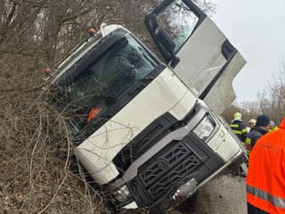 Kamionista havaroval na ceste