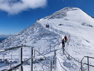 Turisti stúpajúci na západnú