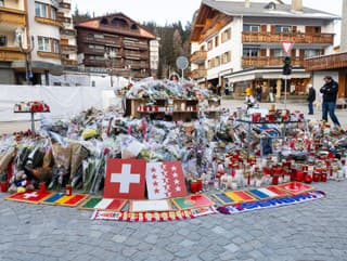 Pamätné tabule s vlajkami