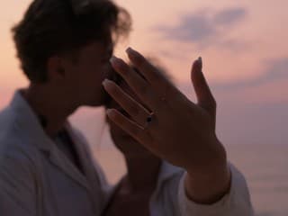 Sára Hrčková sa zasnúbila