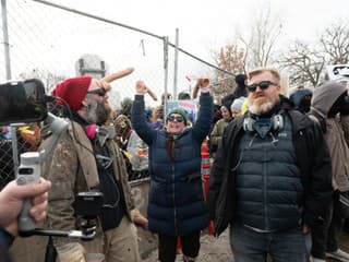 Demonštranti útočili sexuálnymi hračkami.