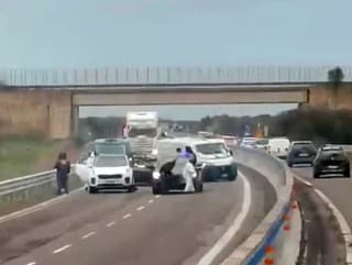 Lupiči zastavili premávku na