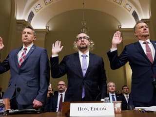 Zľava Rodney Scott, komisár