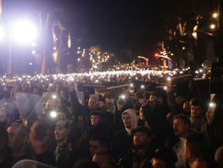 Demonštranti hádžu zápaľné fľaše