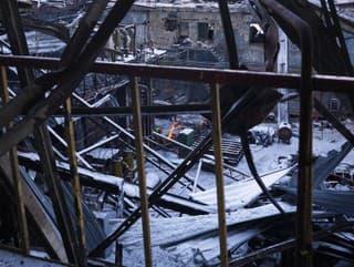 Pracovníci opravujú zničenú elektráreň