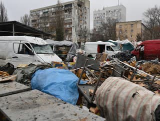 Ľudia sa pozerajú na