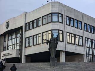 Parlament prijíma zákony v