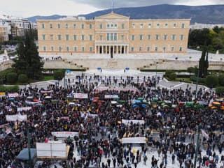 Farmári začali nočný protest:
