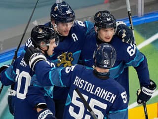 Hráči Fínska oslavujú gól