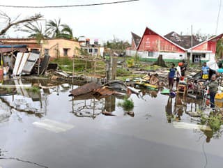 Ľudia skúmajú škody spôsobené