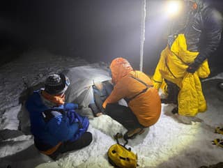 Uviaznutá trojica turistov v