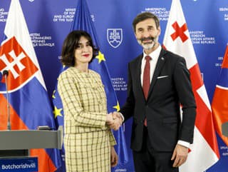 Na snímke sprava minister