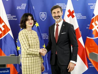 Na snímke sprava minister