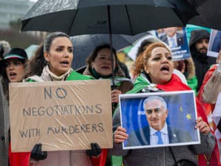 Na snímke iránski demonštranti