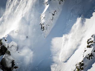 Lavína uväznila skupinu desiatich