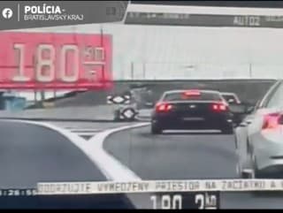 Vodič išiel po diaľnici