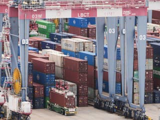 Kontajnery sú naskladané v