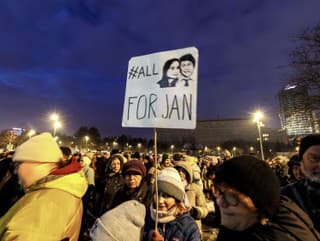 ľudia na zhromaždení pri