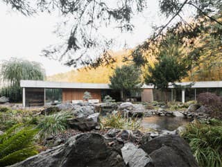 Stojí pri Piešťanoch a