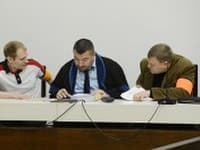 Na snímke obžalovaní Sergej