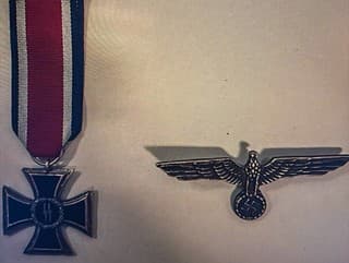 Muž so symbolmi nacizmu