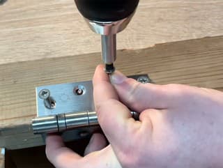 Pretáča sa vám skrutka